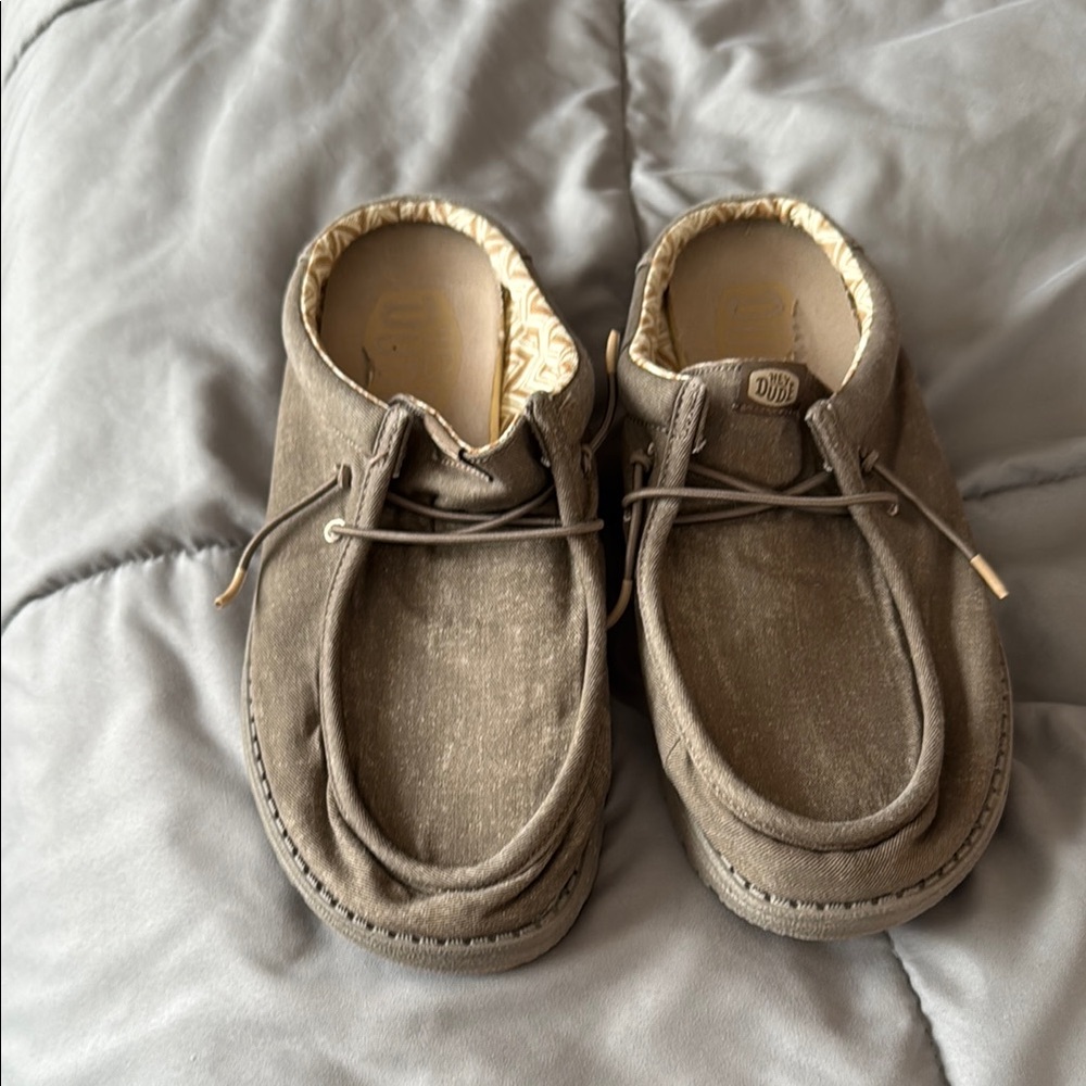 Men’s Brown slip-on Hey Dudes. In EXCELLENT condition!